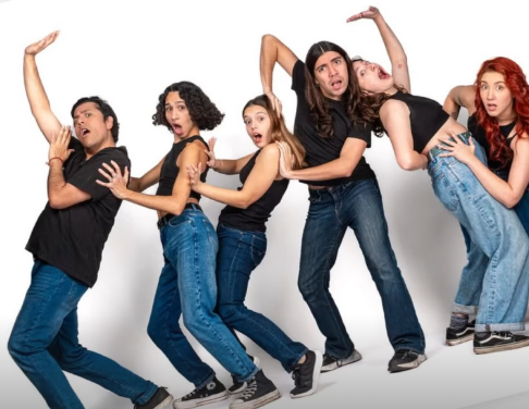 Elenco teatral en movimiento