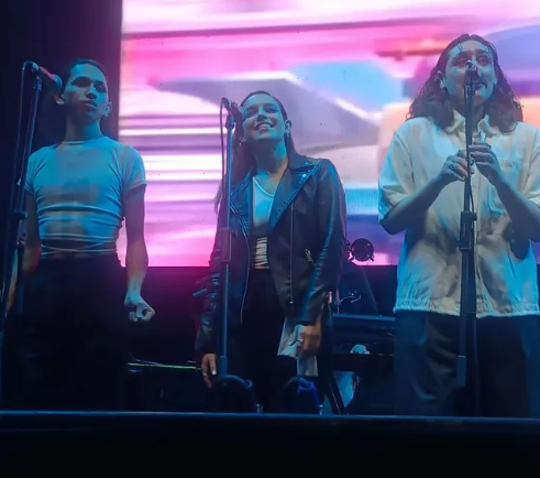 Luna cantando sobre un escenario