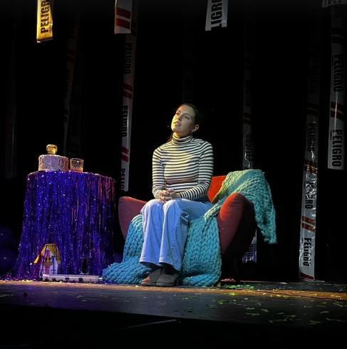 Luna actuando en teatro